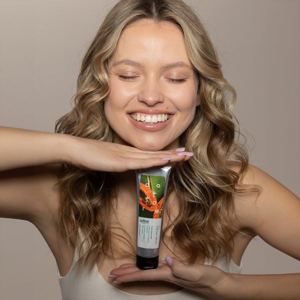 Kobieta trzymająca peeling enzymatyczny