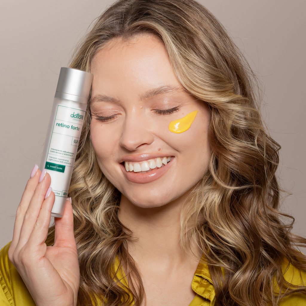 kobieta trzymająca krem retino forte z retinolem