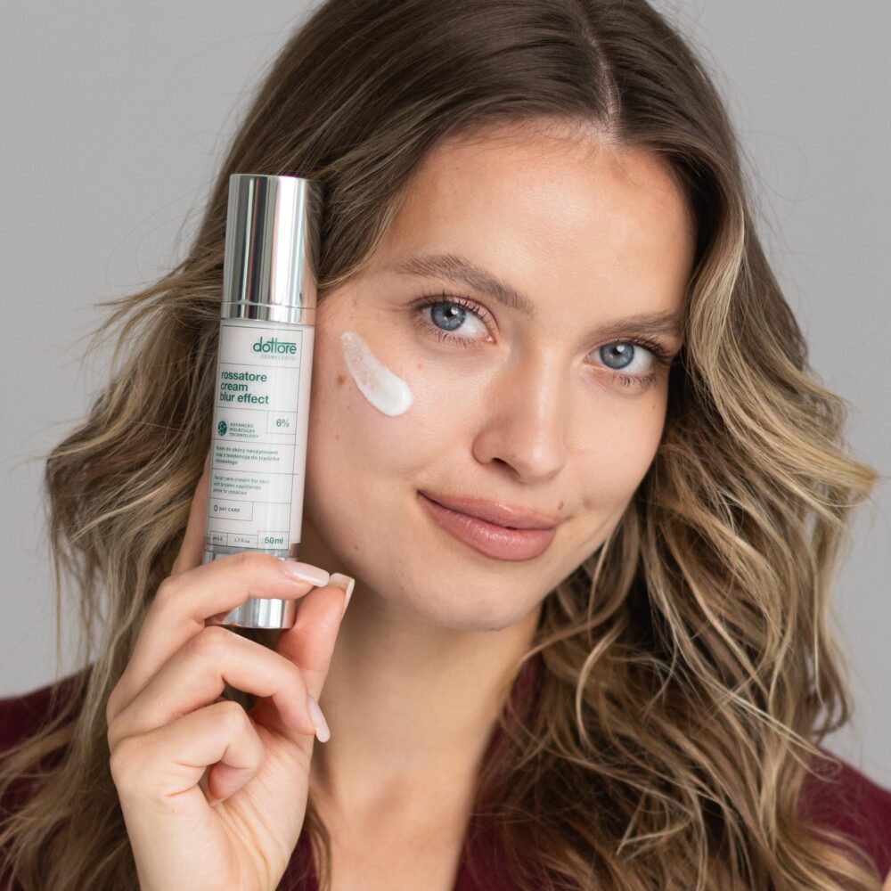 Modelka z butelką Rossatore Cream Blur Effect przy twarzy