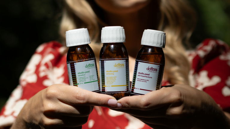 Całoroczny peeling chemiczny – poznaj wyjątkowe kwasy na twarz