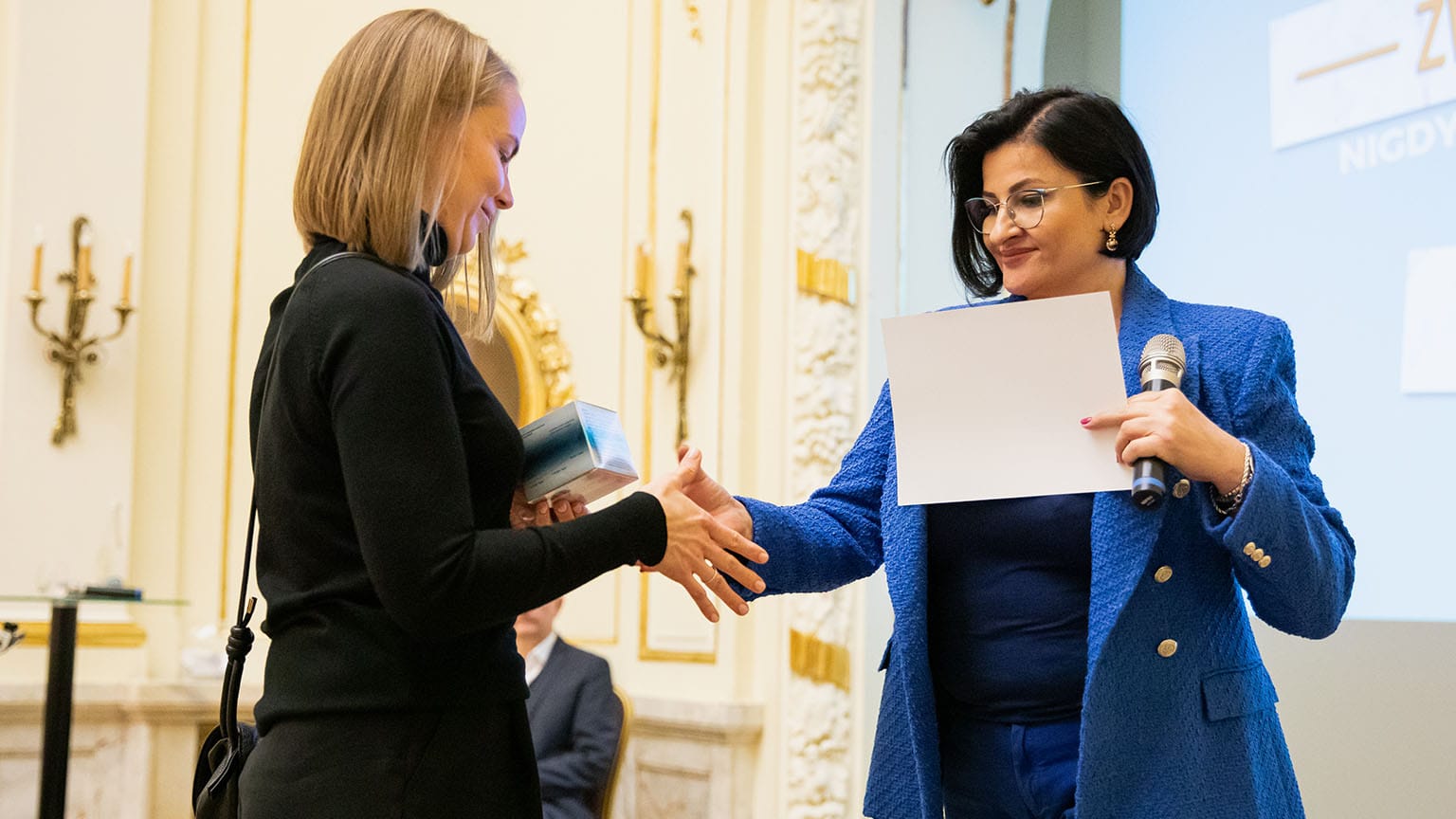 Wręczenie upominku na konferencji