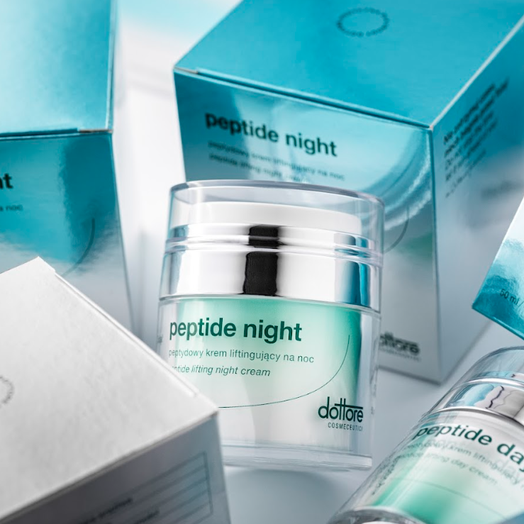 Zbliżenie na słoiczek i opakowanie kremu peptydowego na noc w turkusowej szacie graficznej