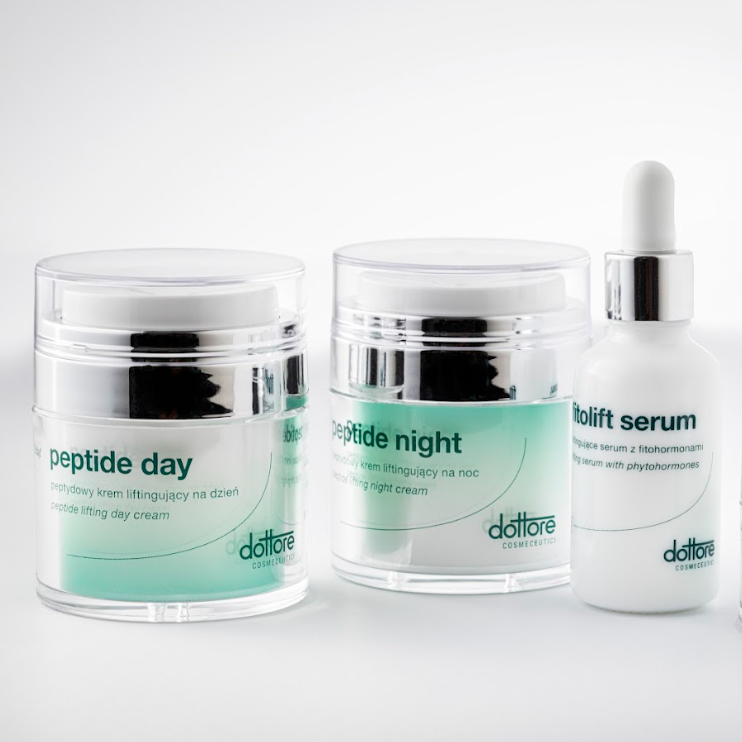 Białe słoiczki kremów peptydowych na dzień i na noc oraz serum fitolift ustawione w rzędzie