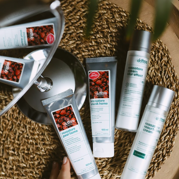 Zestaw specjalistycznych kosmetyków z linii Rossatore do cery naczynkowej i z trądzikiem różowatym na plecionej podkładce.