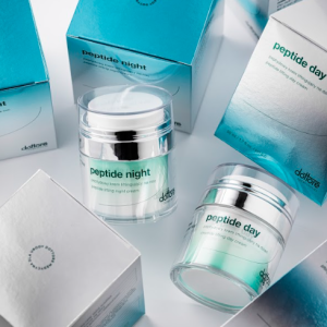 Zestaw liftingujących kremów peptydowych na dzień i na noc w turkusowych opakowaniach.